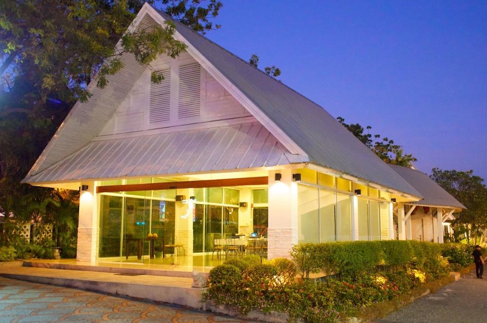 Charn Residence Bangsaen Buitenkant foto