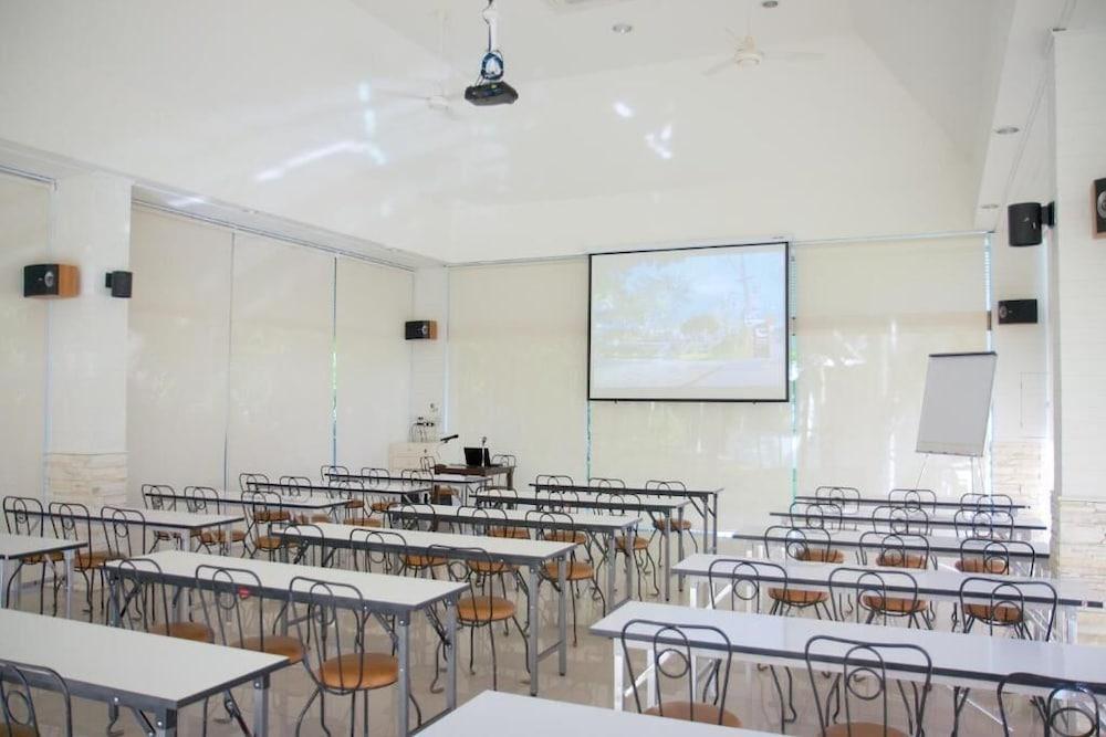 Charn Residence Bangsaen Buitenkant foto