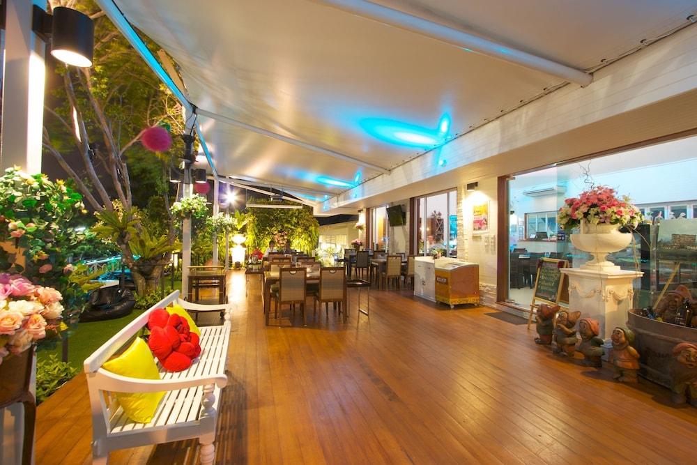Charn Residence Bangsaen Buitenkant foto