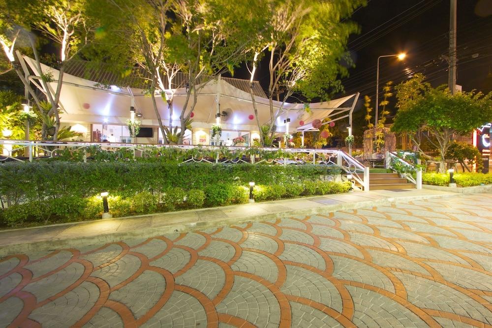 Charn Residence Bangsaen Buitenkant foto
