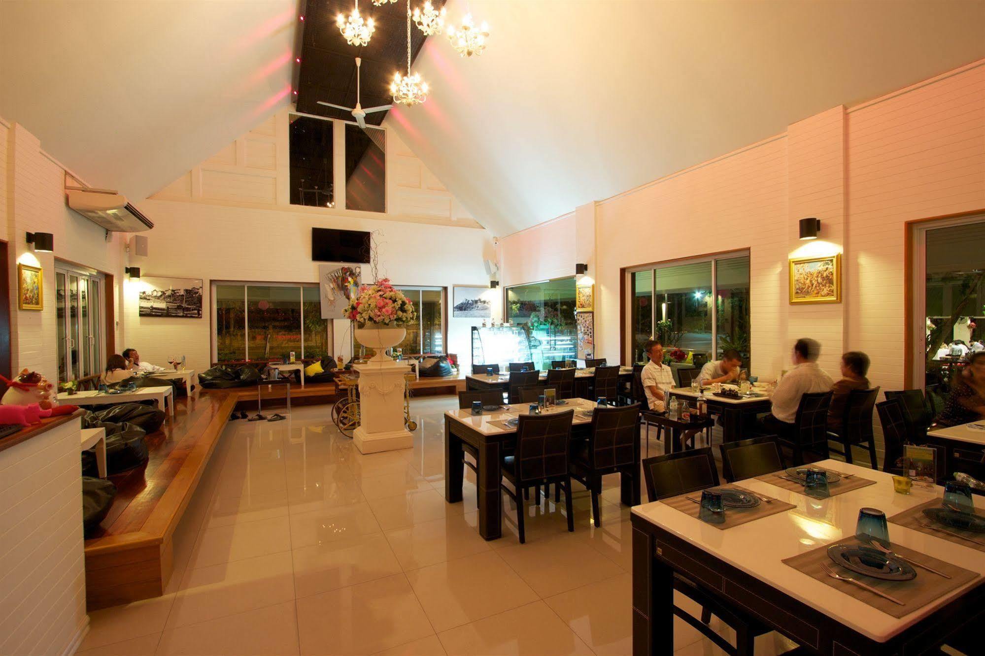 Charn Residence Bangsaen Buitenkant foto