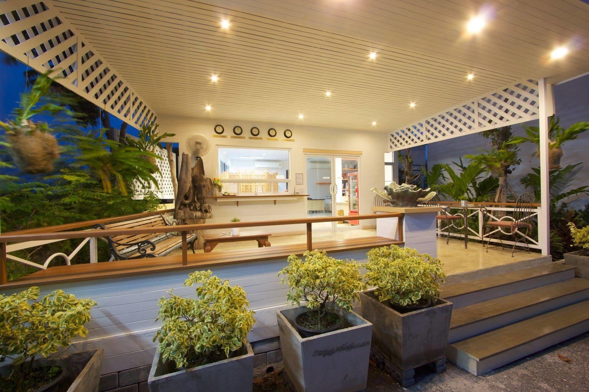 Charn Residence Bangsaen Buitenkant foto