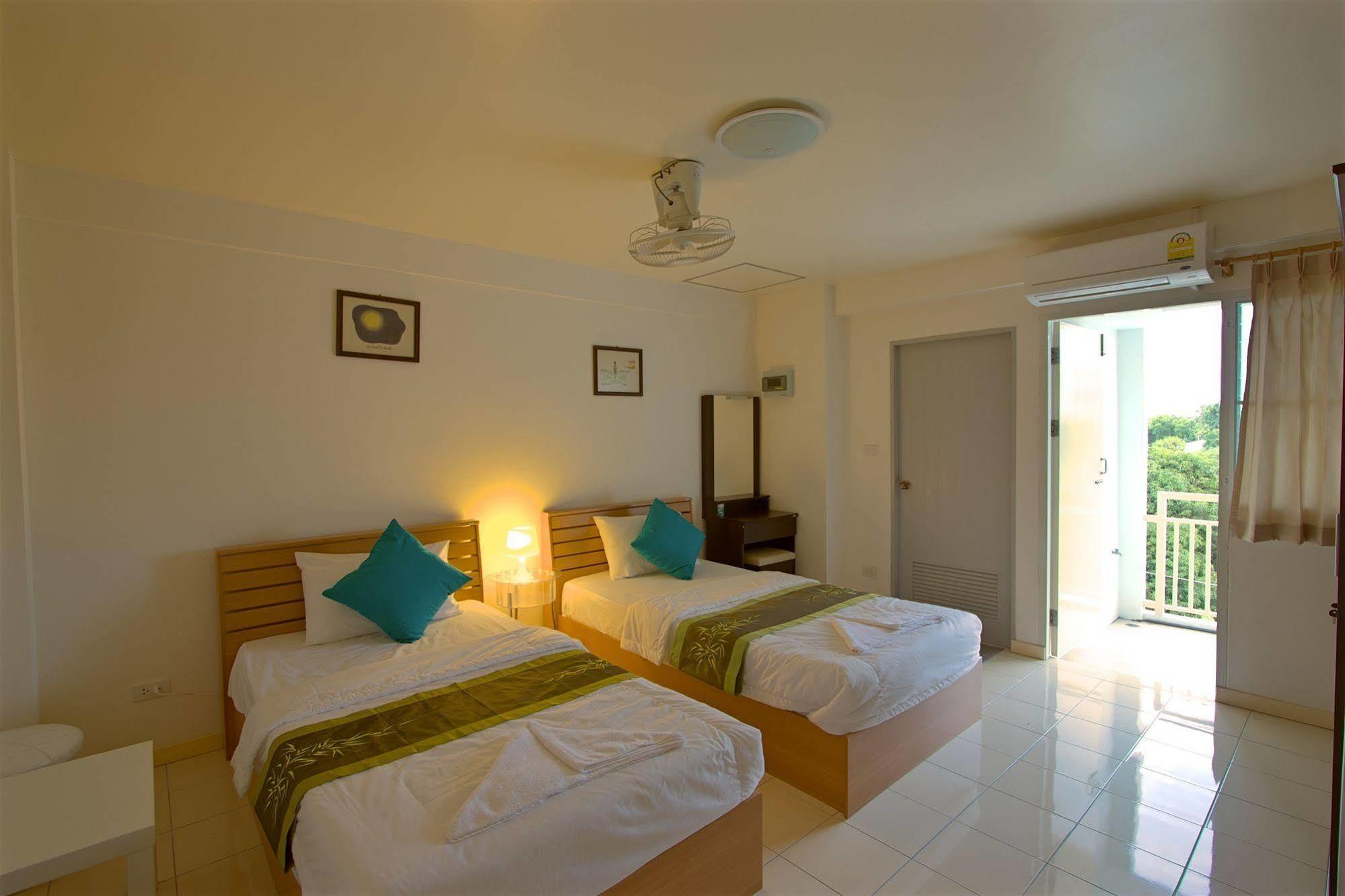Charn Residence Bangsaen Buitenkant foto