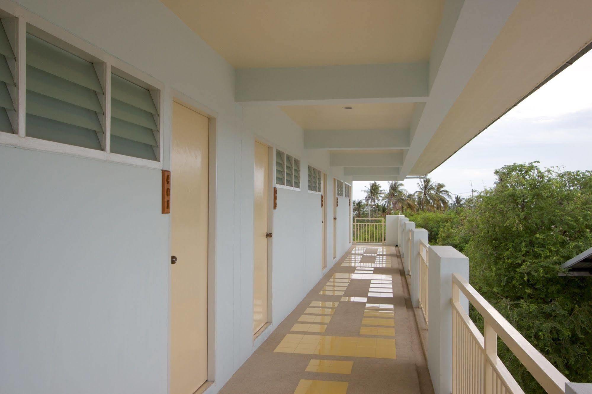 Charn Residence Bangsaen Buitenkant foto