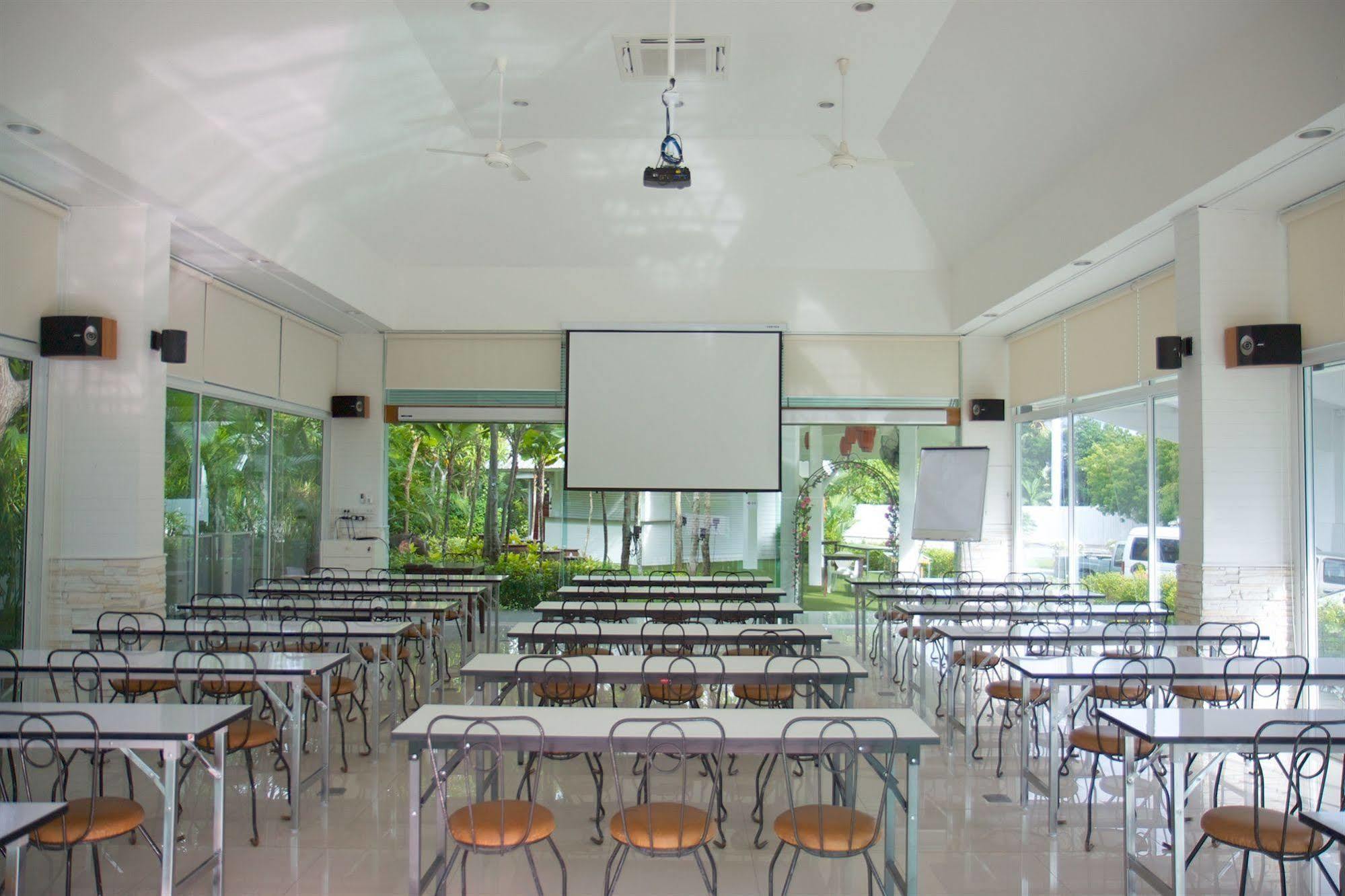 Charn Residence Bangsaen Buitenkant foto