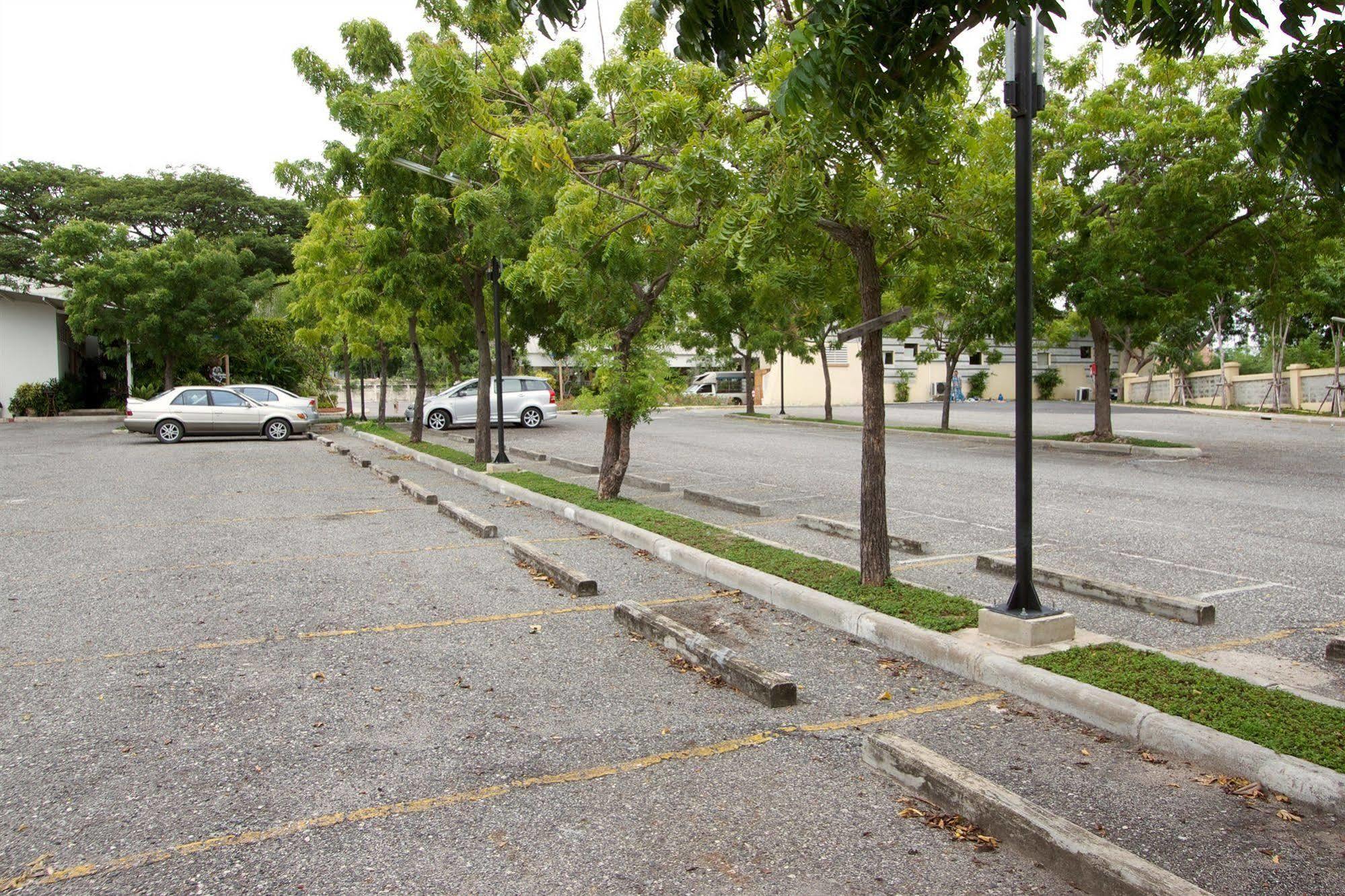 Charn Residence Bangsaen Buitenkant foto
