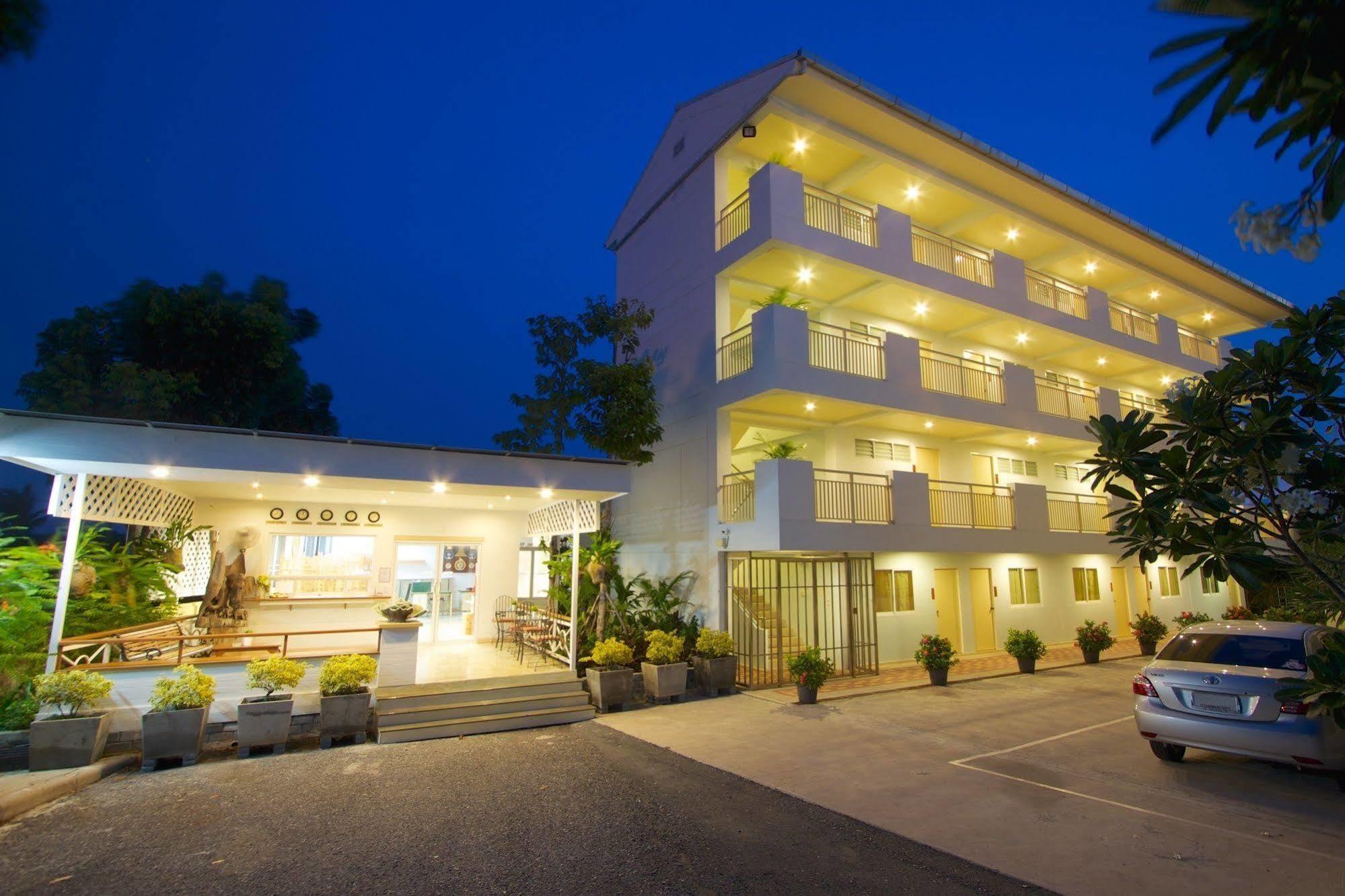 Charn Residence Bangsaen Buitenkant foto